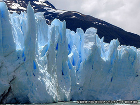 アンデスから崩落する氷河